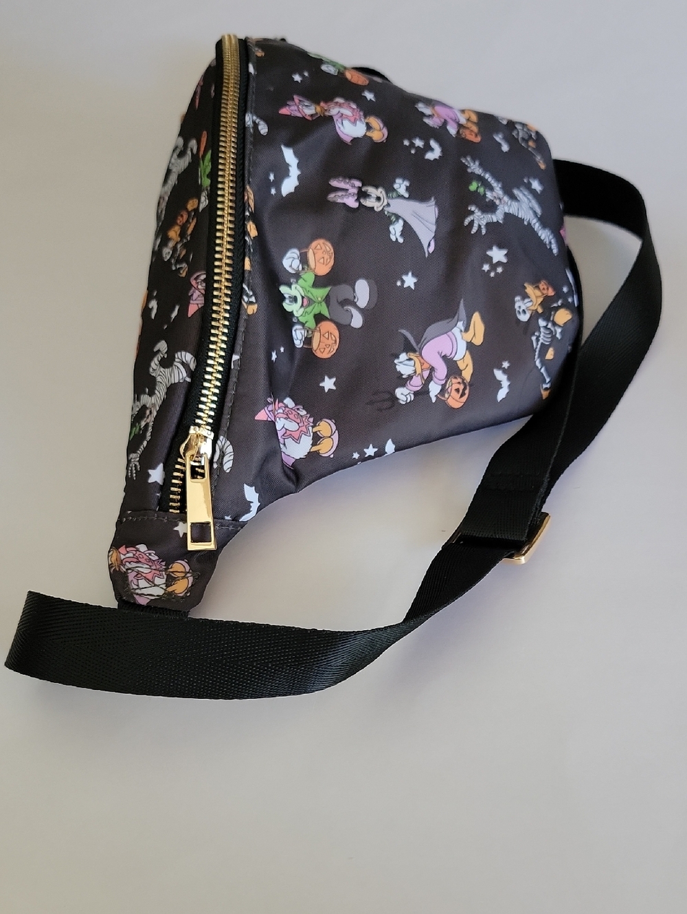 DIXIE AND PARK BLACK HALLOWEEN PRINT CROSSBODY BELT BAG WITH DISNEY CHARACTERS - Picture 5 of 8